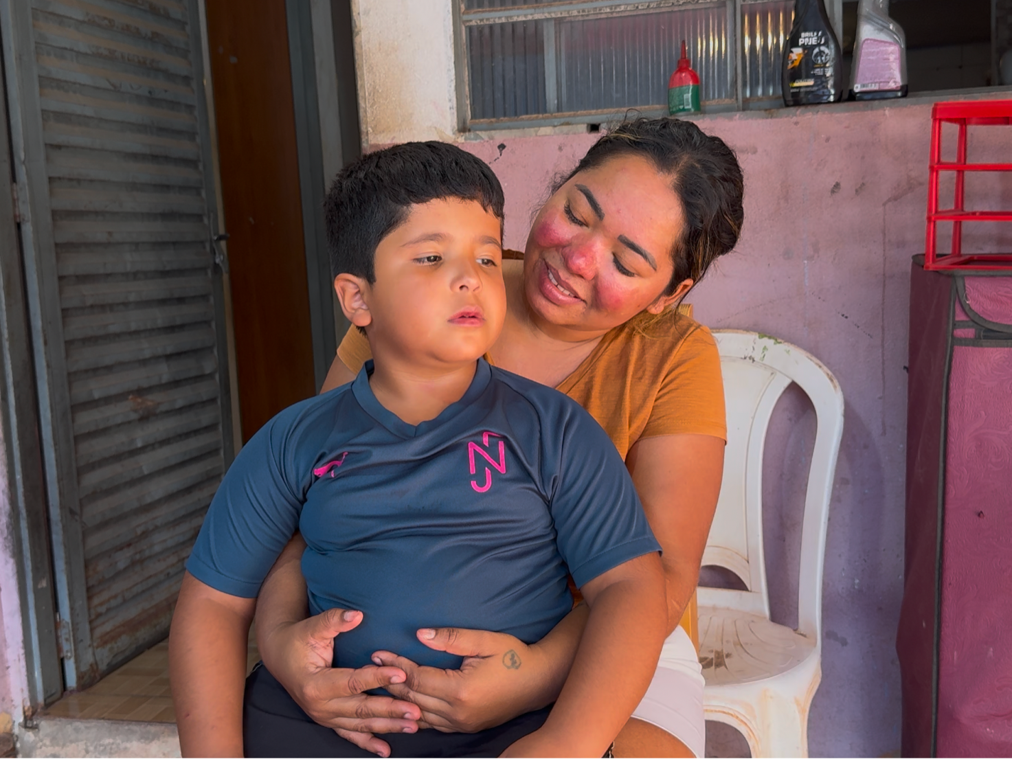 Nycolas e sua mãe, Kelly, em casa em Palmas/TO